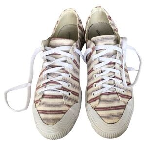 Universal thread  shoes size 10